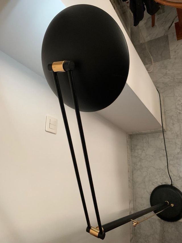 Lámpara de pie negra y dorada