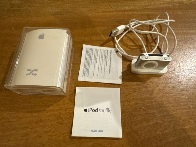 iPod Shuffle con cargador y caja original