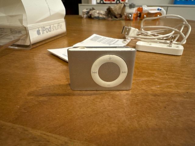 iPod Shuffle con cargador y caja original
