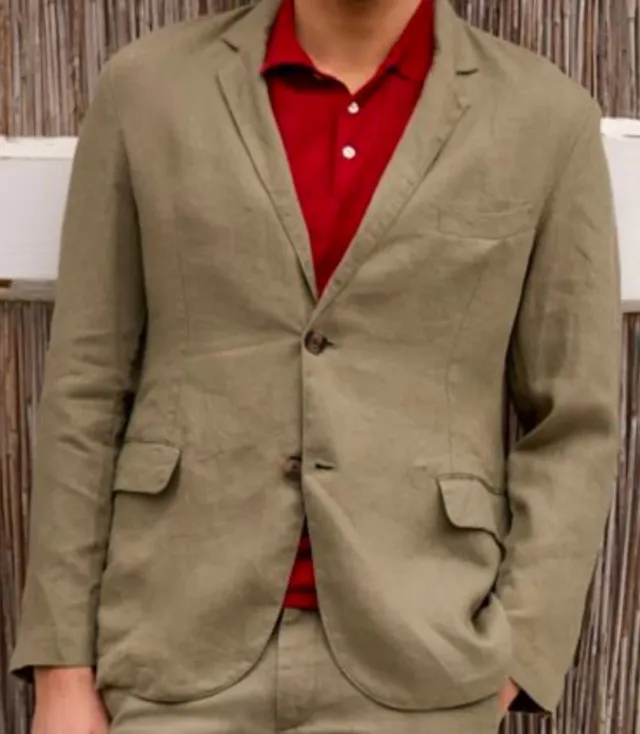 Chaqueta de lino caqui.