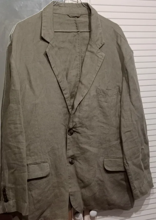 Chaqueta de lino caqui.