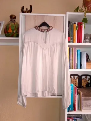 (M) Blusa de manga larga con cuello bordado