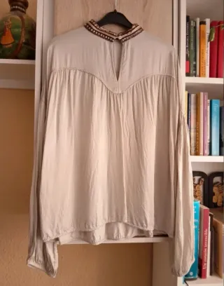(M) Blusa de manga larga con cuello bordado