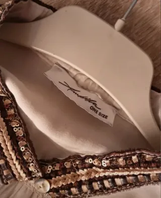 (M) Blusa de manga larga con cuello bordado