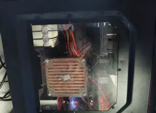 Ordenador sobremesa negro/rojo