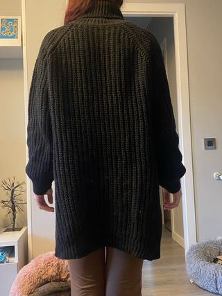 Jersey negro cuello alto