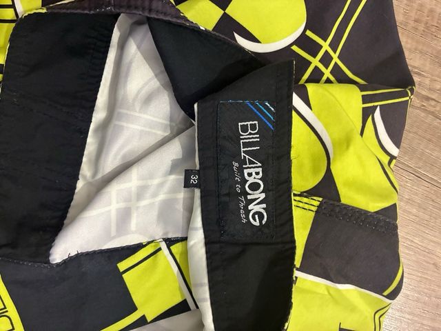 Bermudas Billabong Verdes y Negras