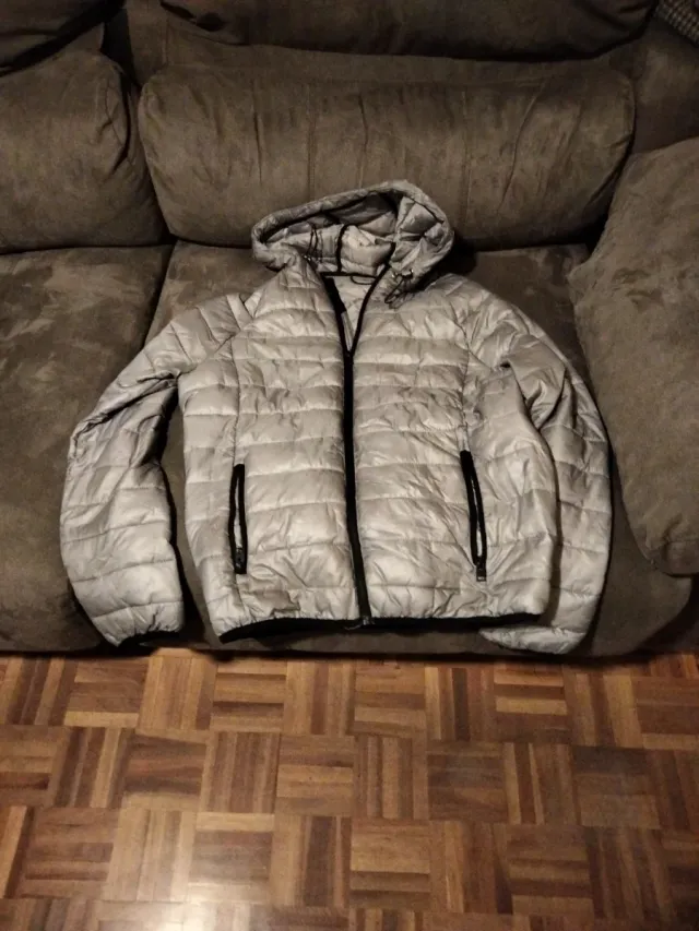 Anorak plateado con capucha