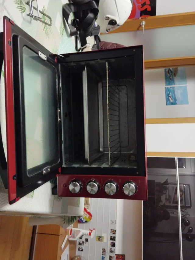 Horno eléctrico rojo