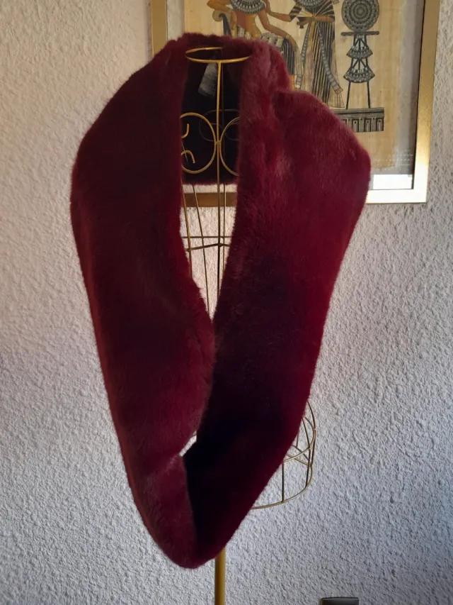 Estola de pelo burdeos