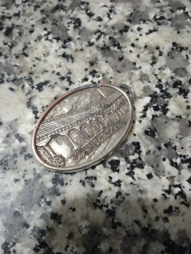 Medalla antigua con diseño de edificio