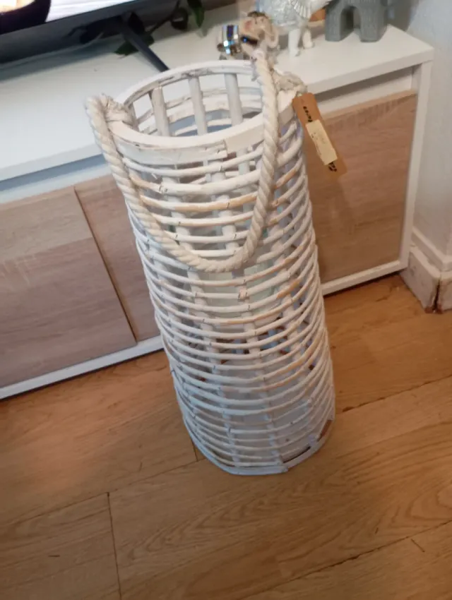 Farol de mimbre blanco con jarrón de cristal