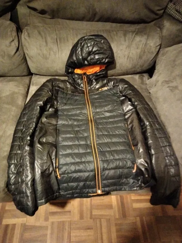 Anorak Negro y Naranja con Capucha