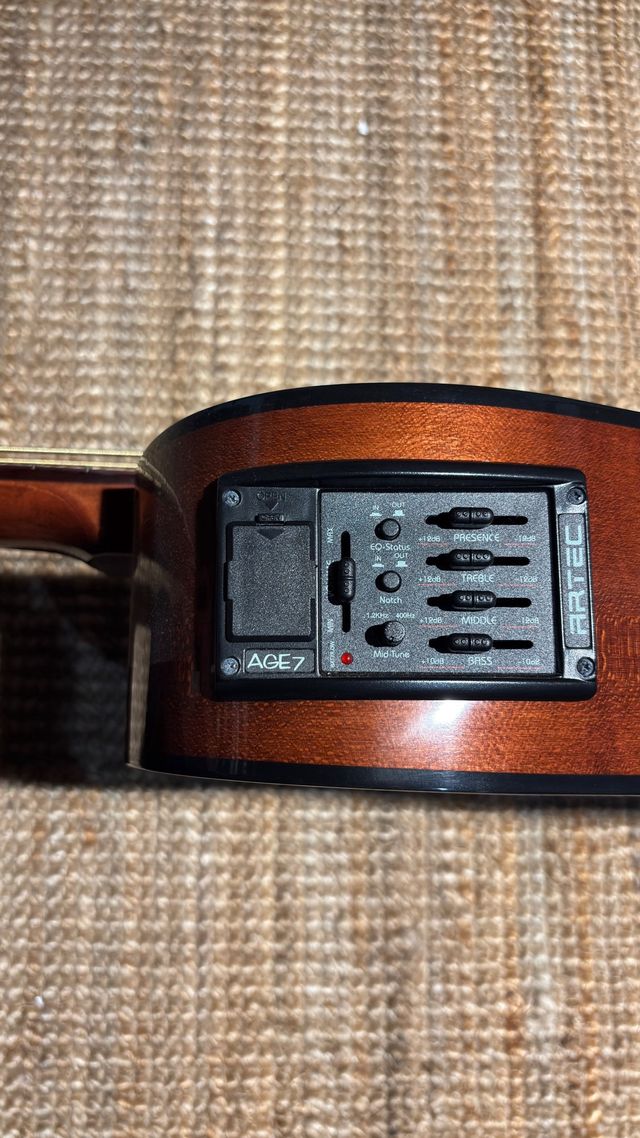 Bajo Acústico HORA Jumbo EQ