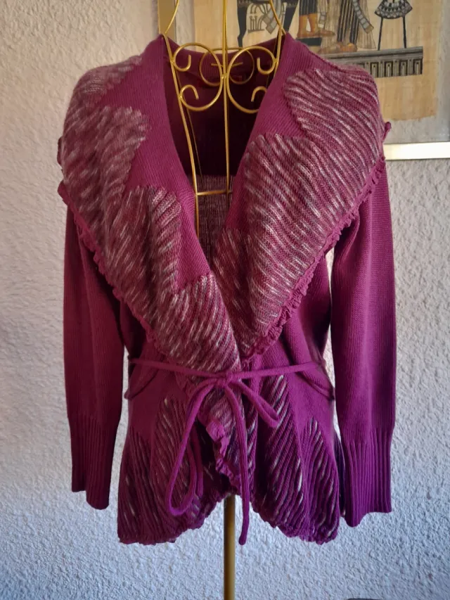 Chaqueta morada con detalles plateados