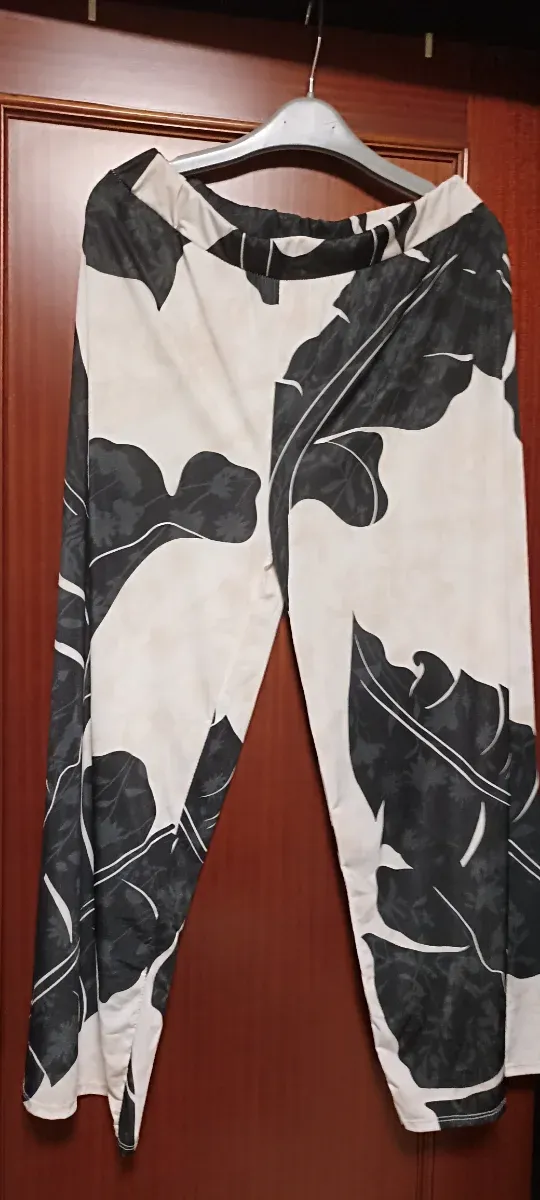 Pantalones anchos estampado hojas