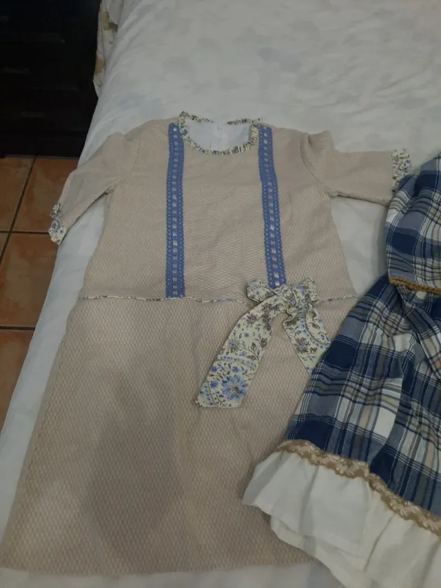 Lote 2 vestiti 10 anni beige e blu