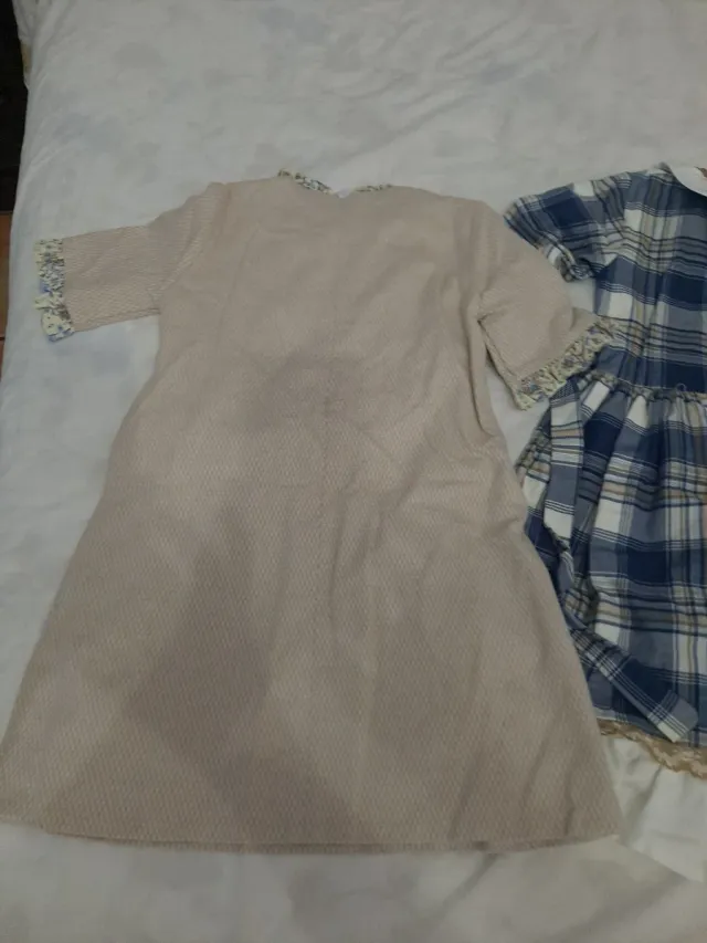 Lote 2 vestiti 10 anni beige e blu