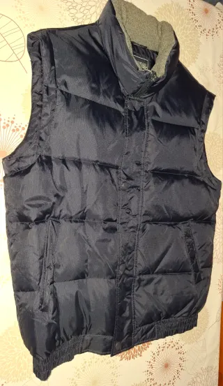 Chaleco acolchado negro y gris