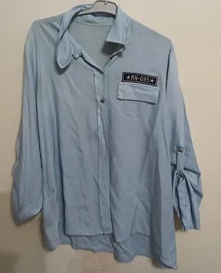 Camisa larga azul estilo aviador