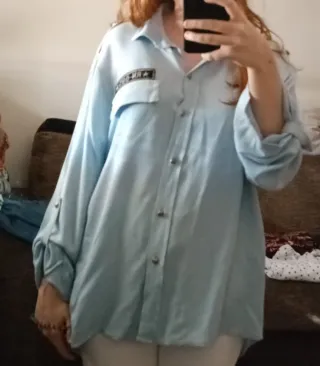 Camisa larga azul estilo aviador