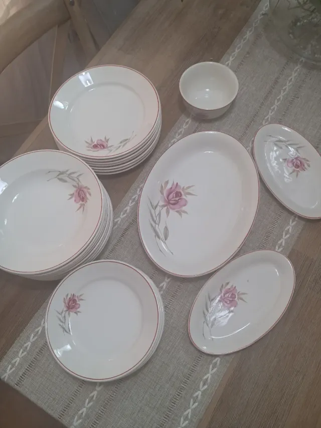 Conjunto de louça antiga San Claudio com flores rosas