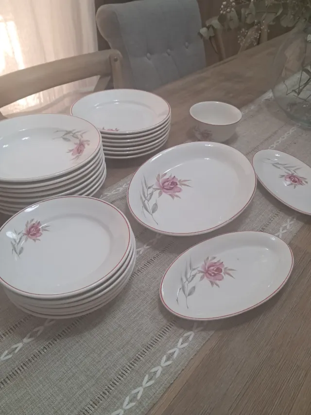 Conjunto de louça antiga San Claudio com flores rosas