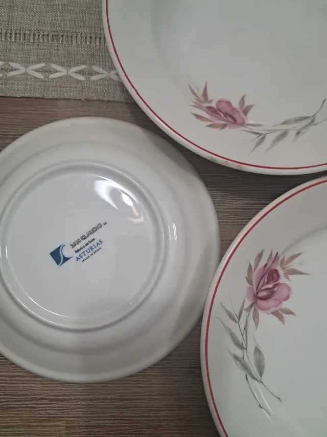 Conjunto de louça antiga San Claudio com flores rosas