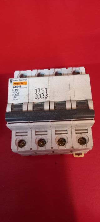 5 Magnetotérmicos Merlin Gerin, Hager, Eaton