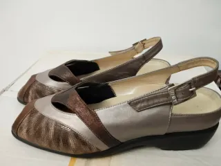 Zapatos de mujer marrones y plateados