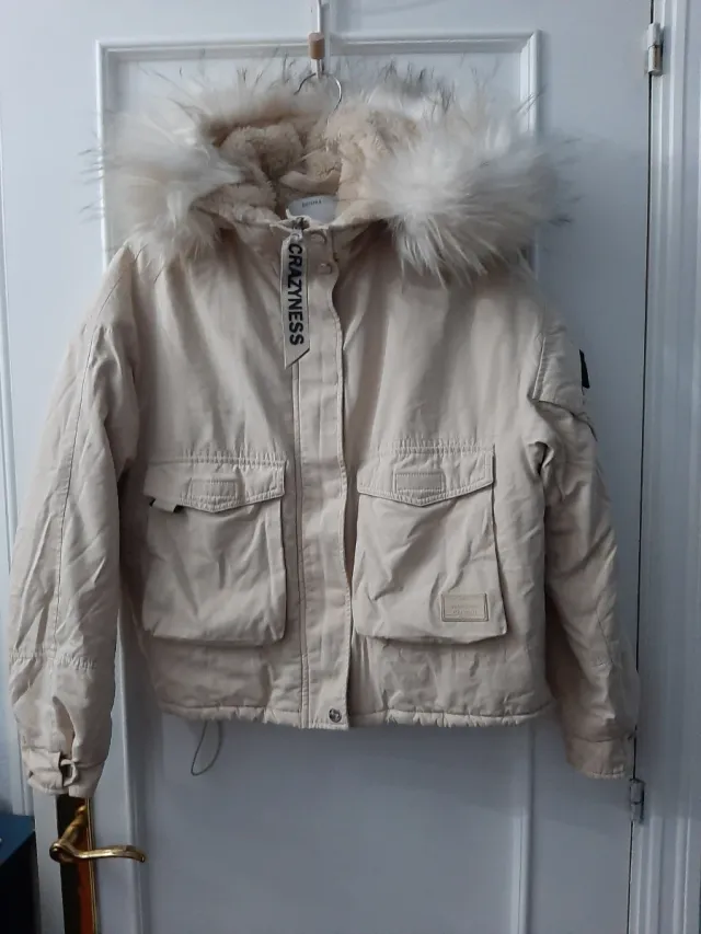 Cazadora beige con gorro de borreguito