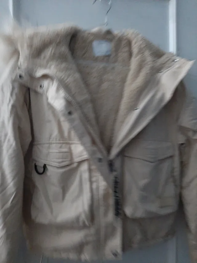 Cazadora beige con gorro de borreguito