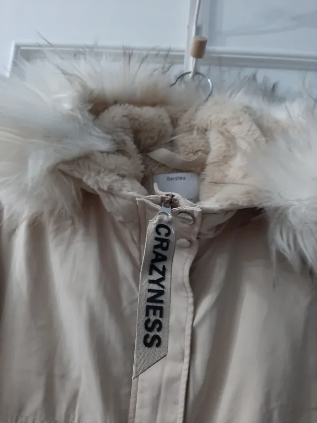 Cazadora beige con gorro de borreguito