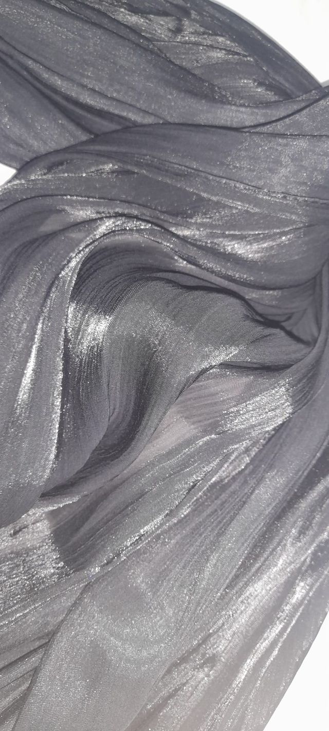 Bufanda negra con algún tono plateado