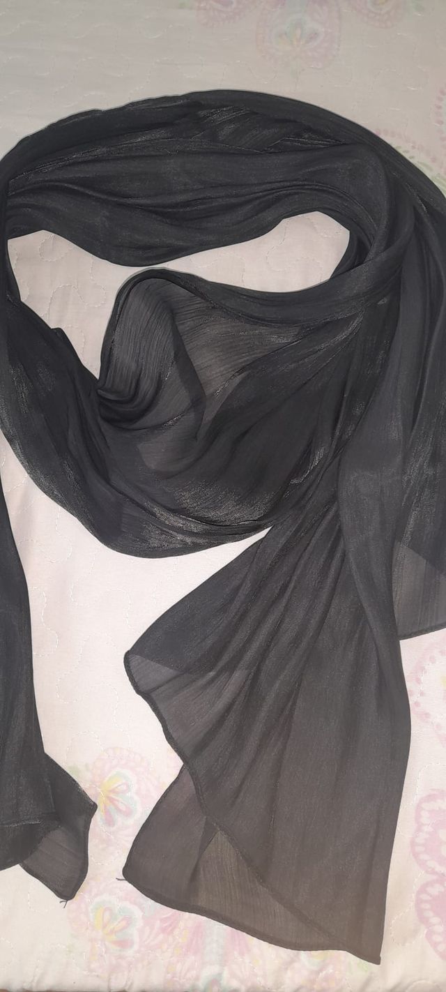 Bufanda negra con algún tono plateado