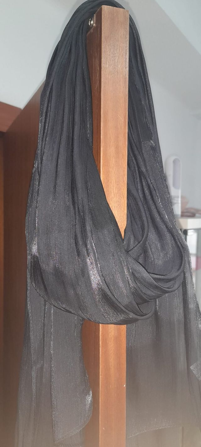 Bufanda negra con algún tono plateado