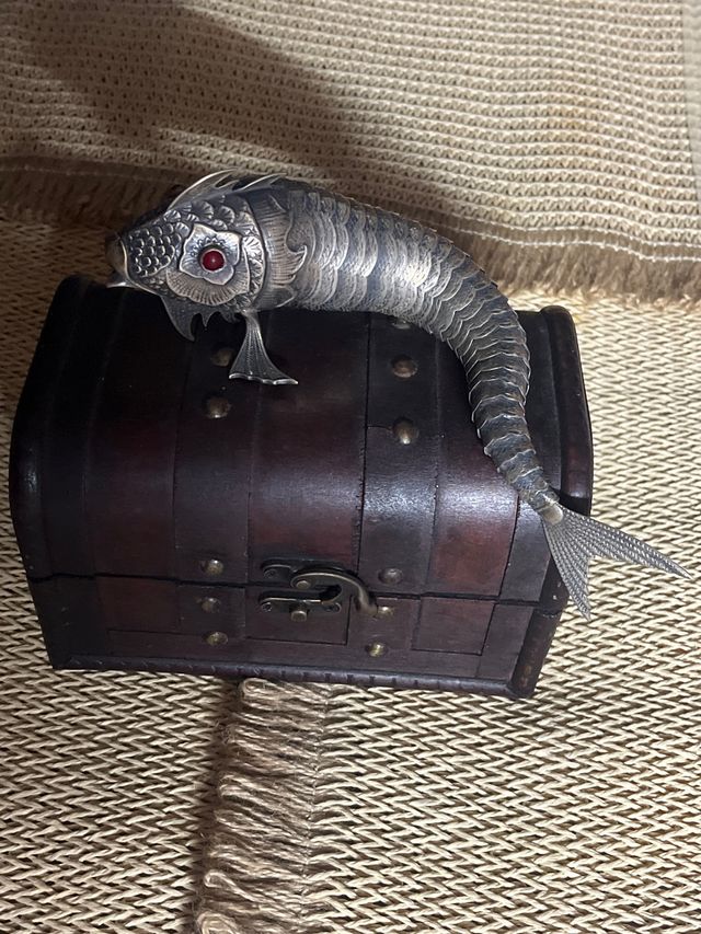 Pez articulado plata con ojos rojos 24 ctm largo