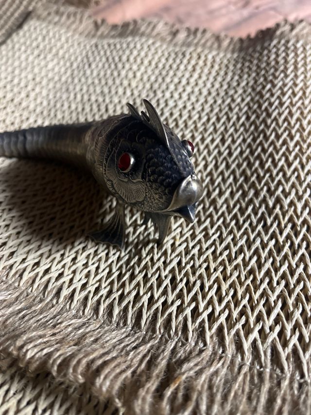 Pez articulado plata con ojos rojos 24 ctm largo