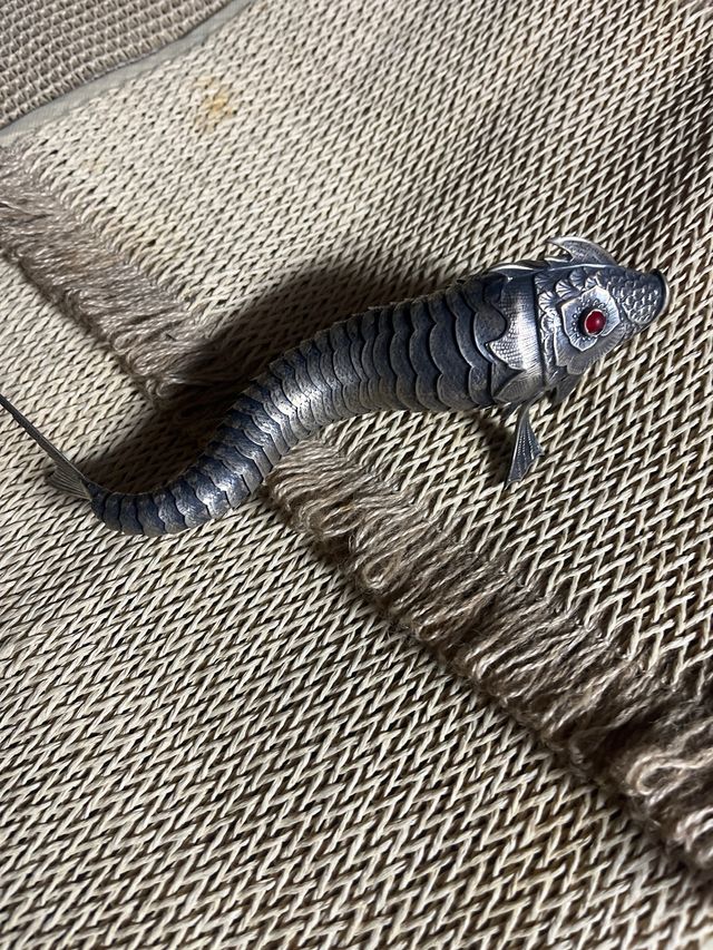 Pez articulado plata con ojos rojos 24 ctm largo