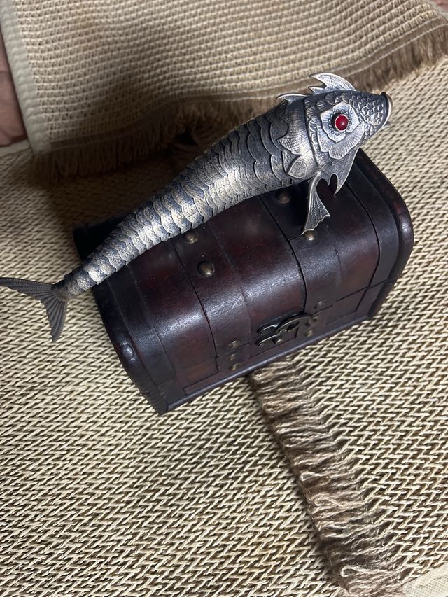 Pez articulado plata con ojos rojos 24 ctm largo