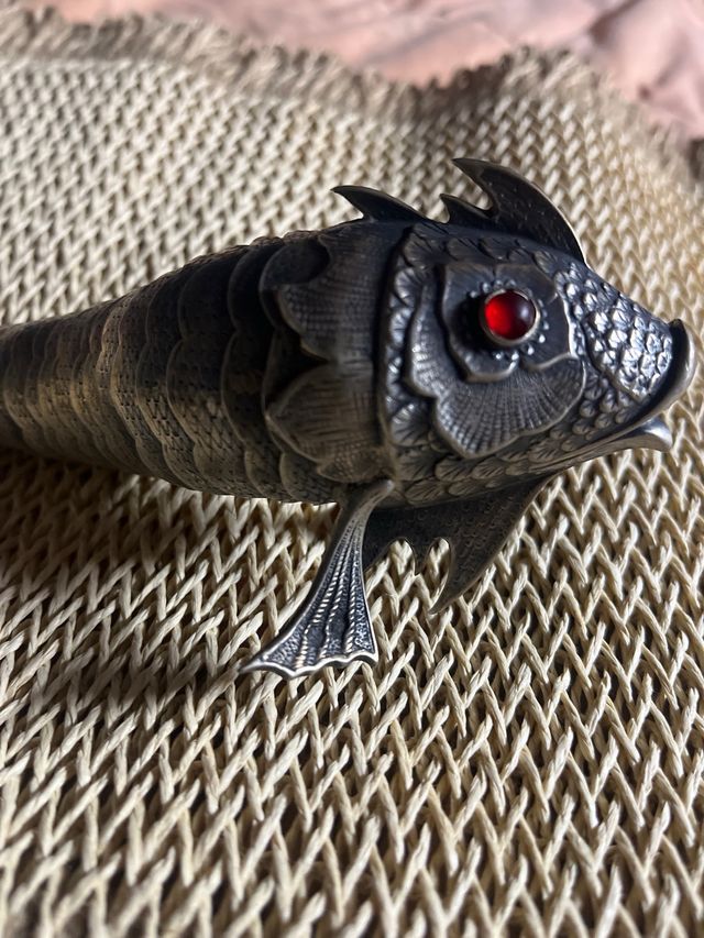 Pez articulado plata con ojos rojos 24 ctm largo