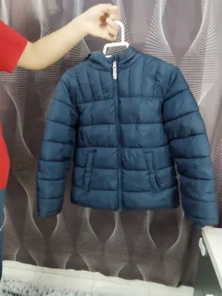 Chaqueta azul acolchada con capucha