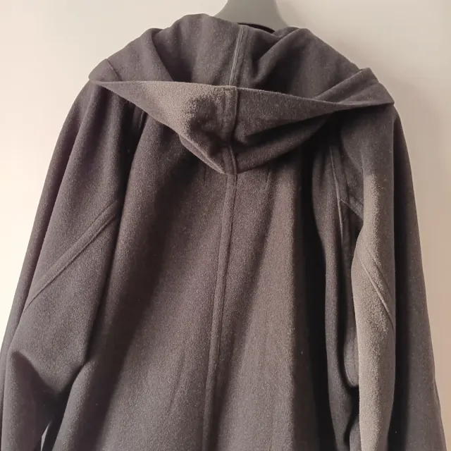 Trenca con capucha negra, fabricada en España.