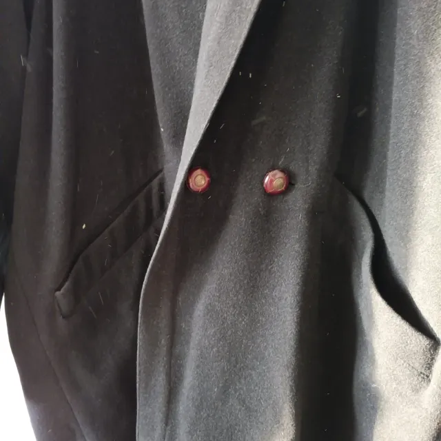 Trenca con capucha negra, fabricada en España.