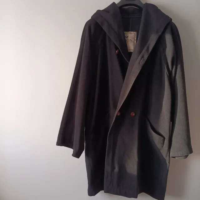 Trenca con capucha negra, fabricada en España.