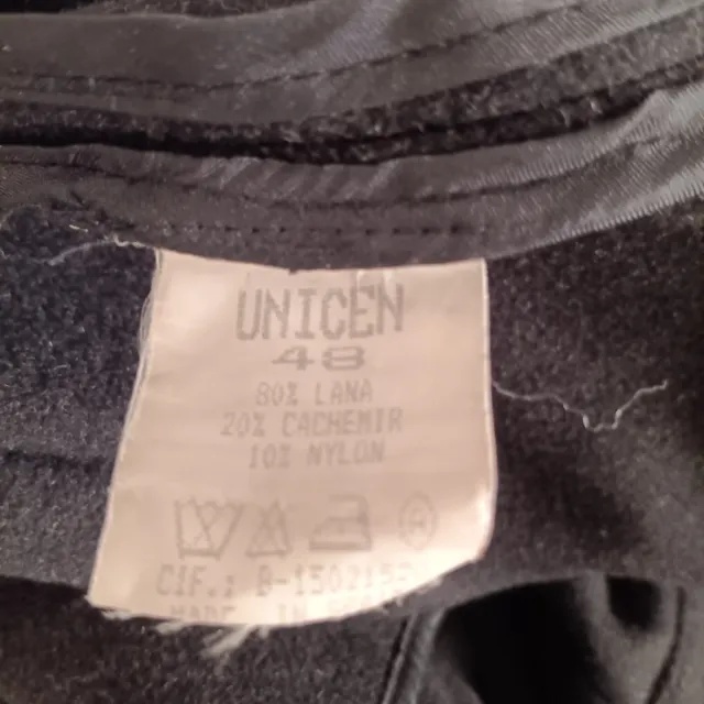 Trenca con capucha negra, fabricada en España.