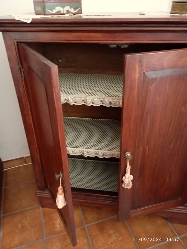 Piccola credenza artigianale in arte povera