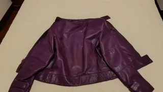 Cazadora de piel morada