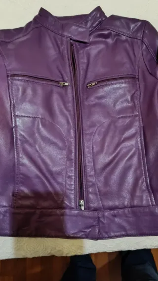 Cazadora de piel morada