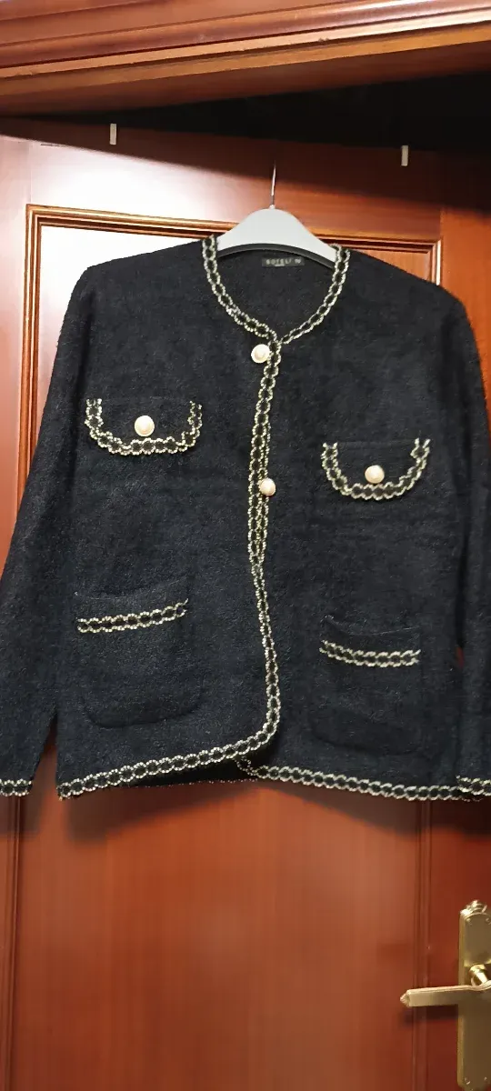 Chaqueta cardigan negra con detalles dorados